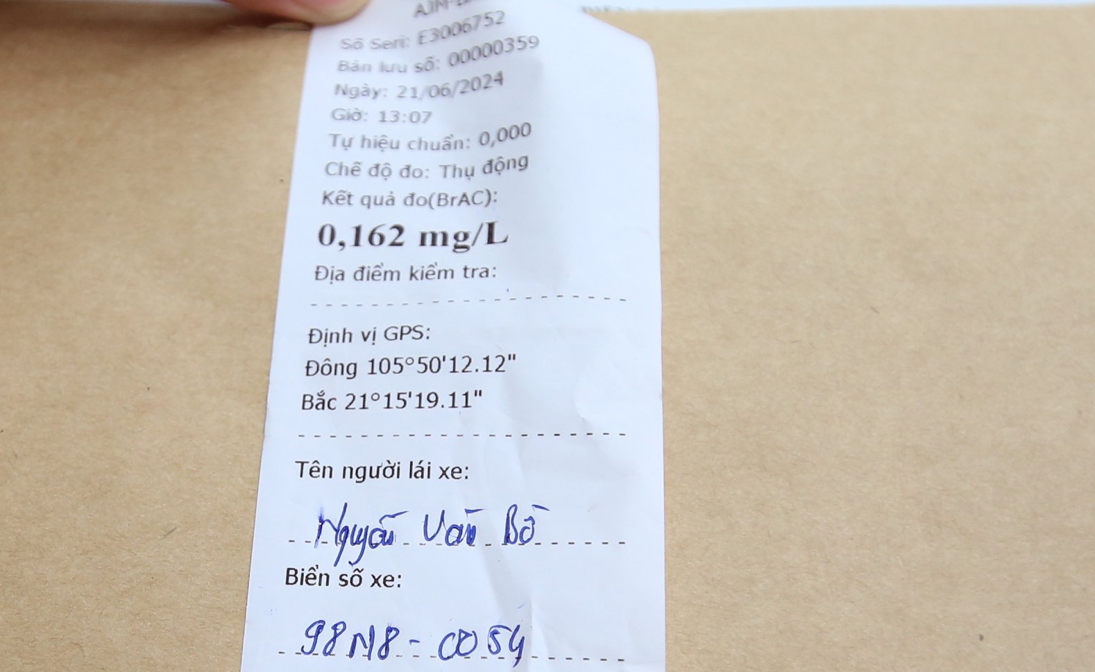 Công an xử phạt nhiều trường hợp vi phạm nồng độ cồn ở ngoại thành Hà Nội- Ảnh 9. Công an xử phạt nhiều trường hợp vi phạm nồng độ cồn ở ngoại thành Hà Nội- Ảnh 9.