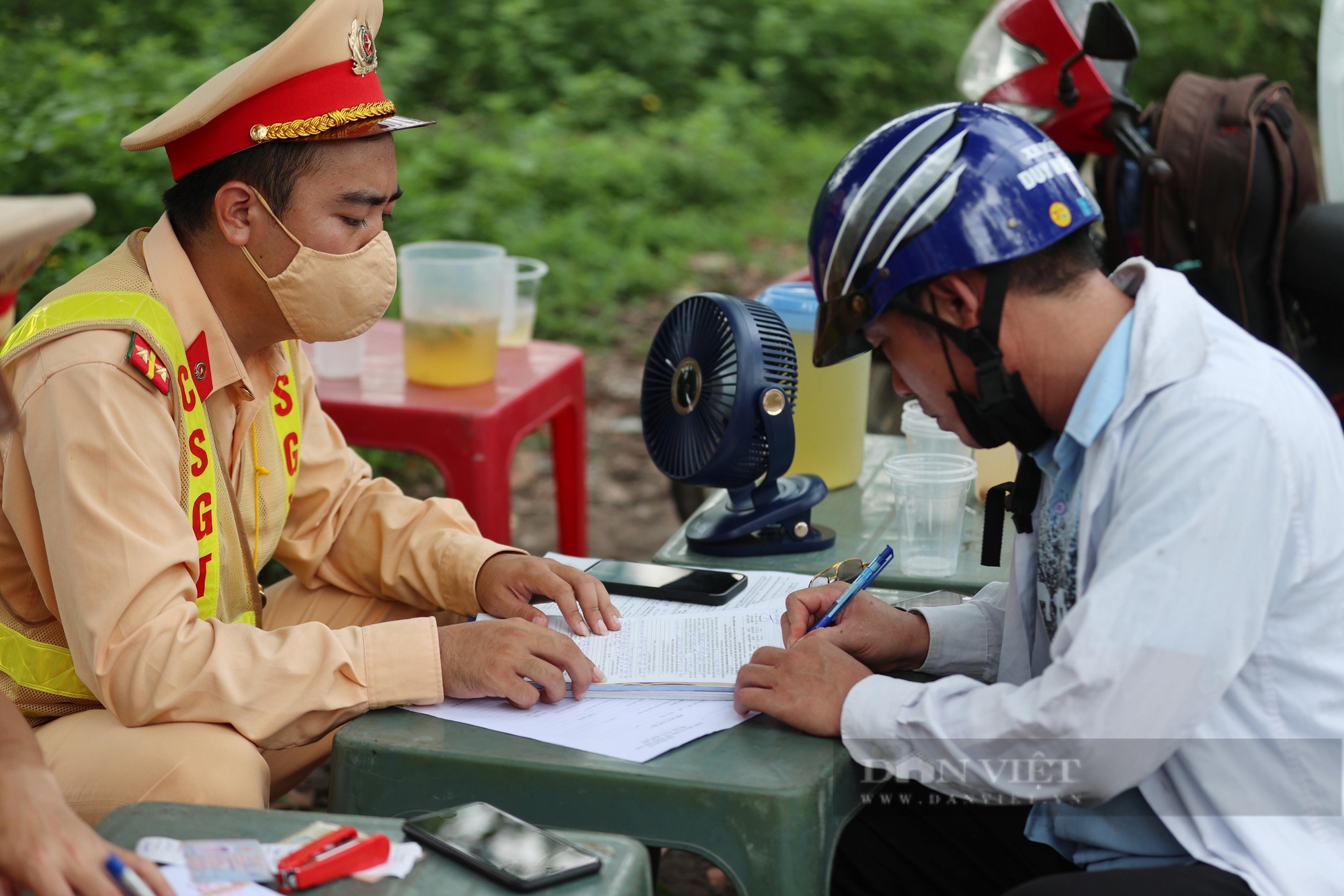 Công an xử phạt nhiều trường hợp vi phạm nồng độ cồn ở ngoại thành Hà Nội- Ảnh 11. Công an xử phạt nhiều trường hợp vi phạm nồng độ cồn ở ngoại thành Hà Nội- Ảnh 11.