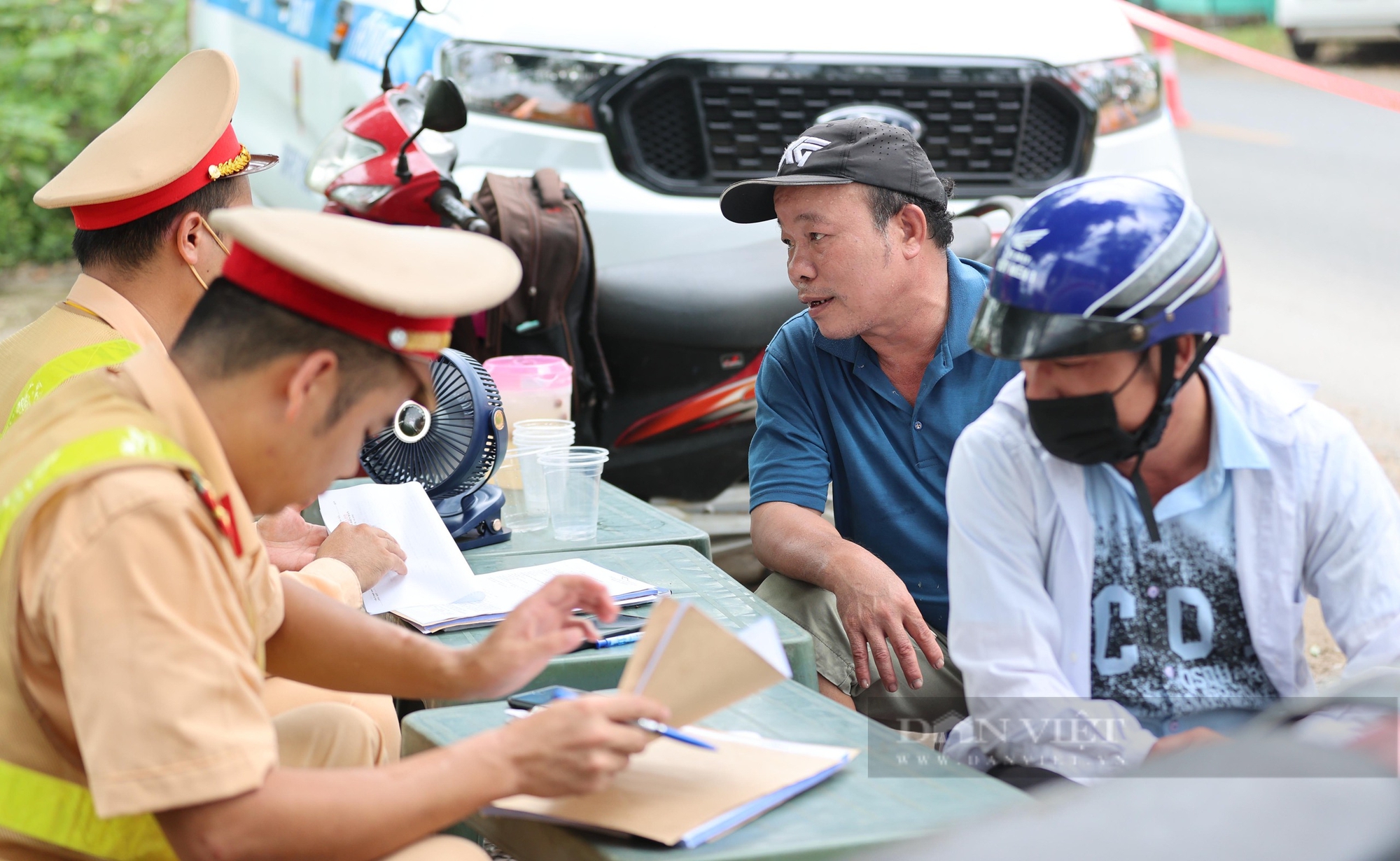 Công an xử phạt nhiều trường hợp vi phạm nồng độ cồn ở ngoại thành Hà Nội- Ảnh 10. Công an xử phạt nhiều trường hợp vi phạm nồng độ cồn ở ngoại thành Hà Nội- Ảnh 10.
