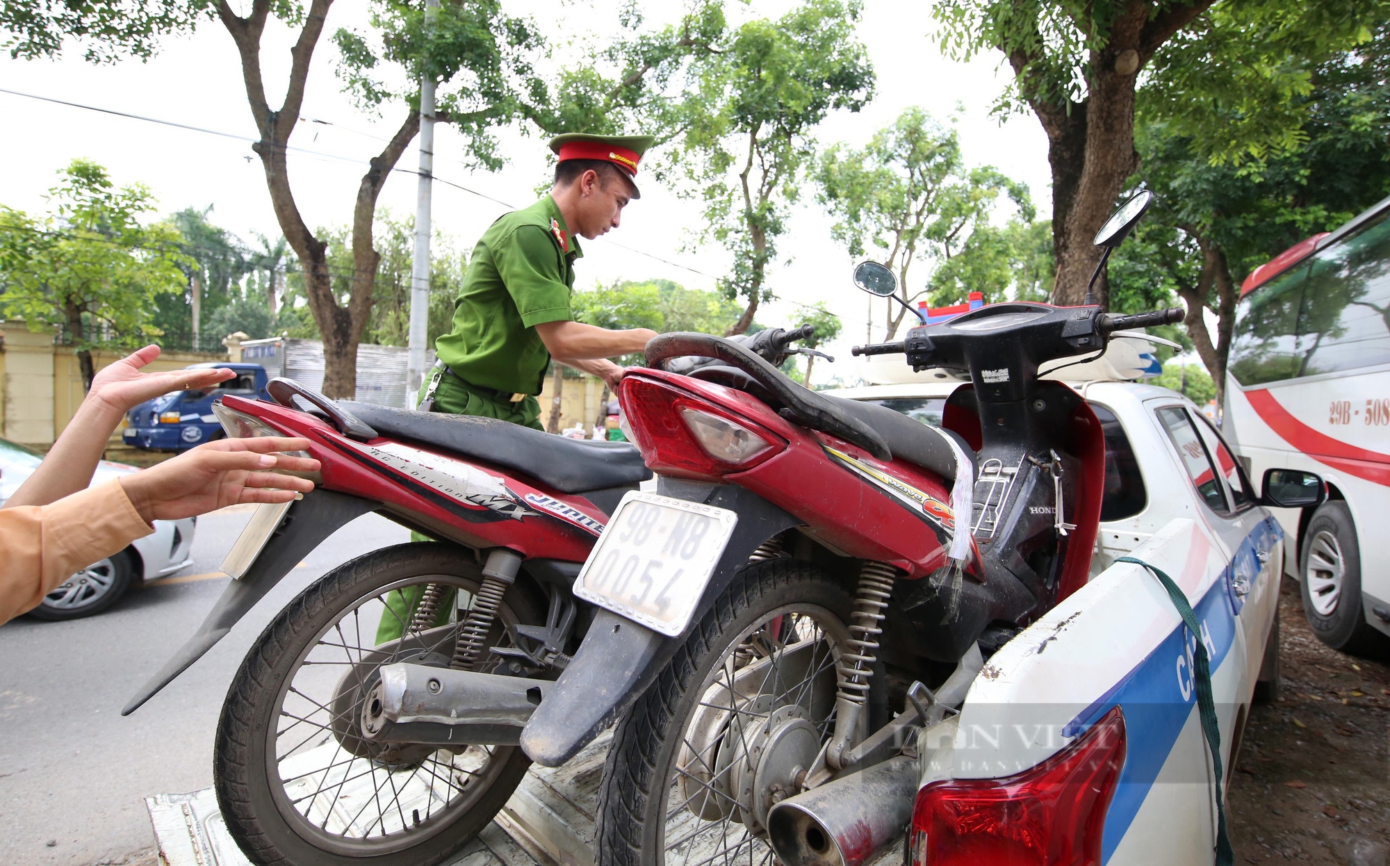 Công an xử phạt nhiều trường hợp vi phạm nồng độ cồn ở ngoại thành Hà Nội- Ảnh 12. Công an xử phạt nhiều trường hợp vi phạm nồng độ cồn ở ngoại thành Hà Nội- Ảnh 12.