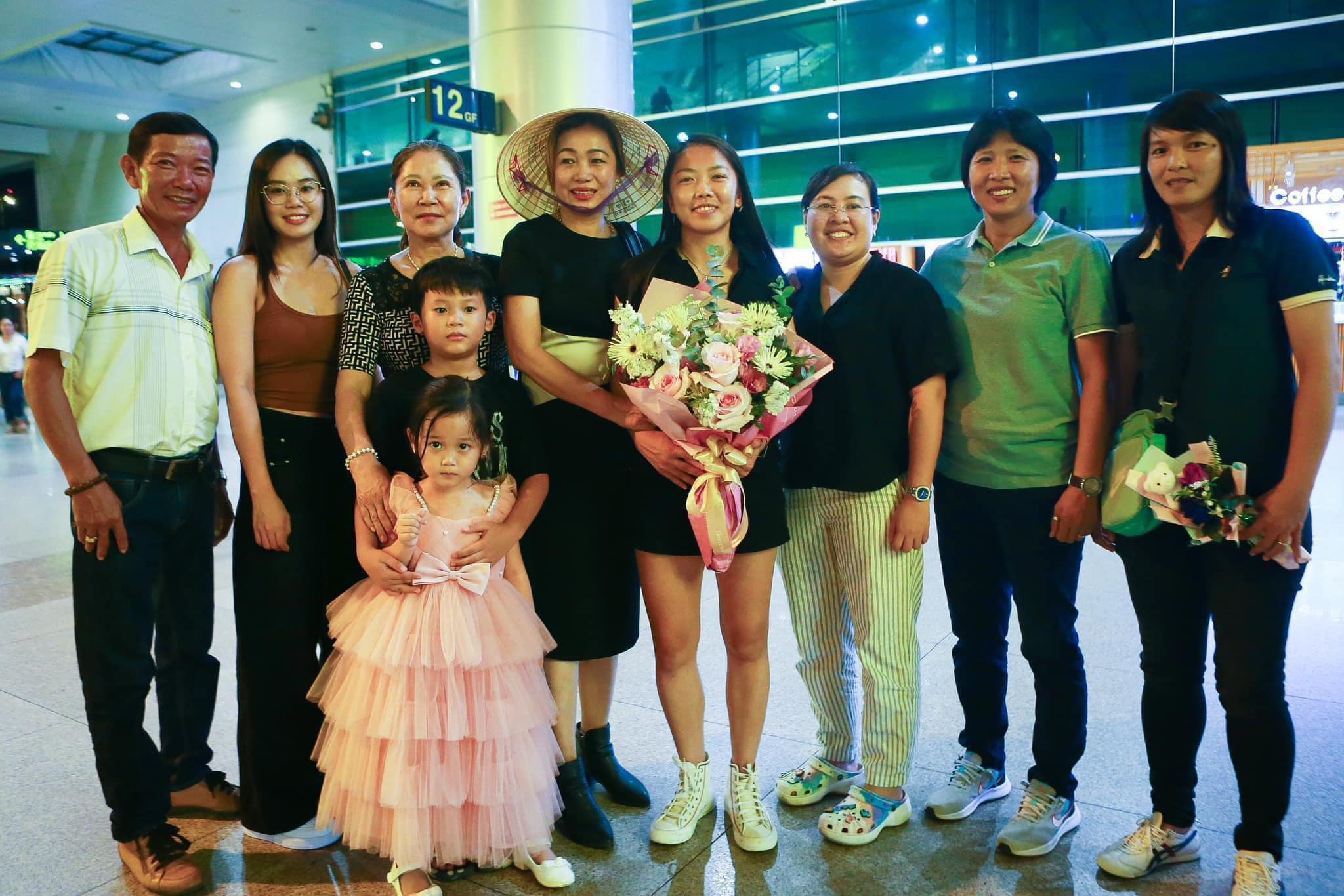 Huỳnh Như bên gia đình sau 9 tháng xa cách Huỳnh Như bên gia đình sau 9 tháng xa cách