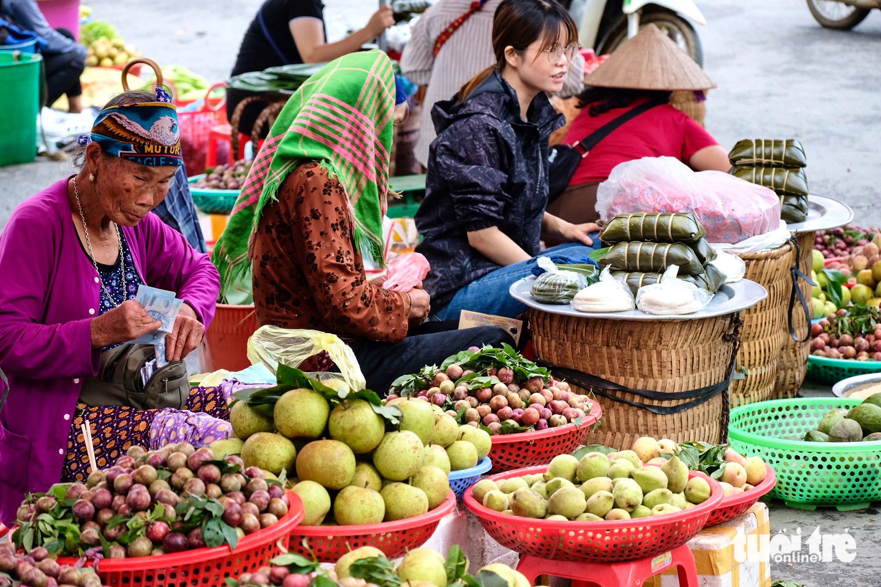 Phiên chợ bán đủ thứ, chủ yếu là nông sản của bà con địa phương Phiên chợ bán đủ thứ, chủ yếu là nông sản của bà con địa phương