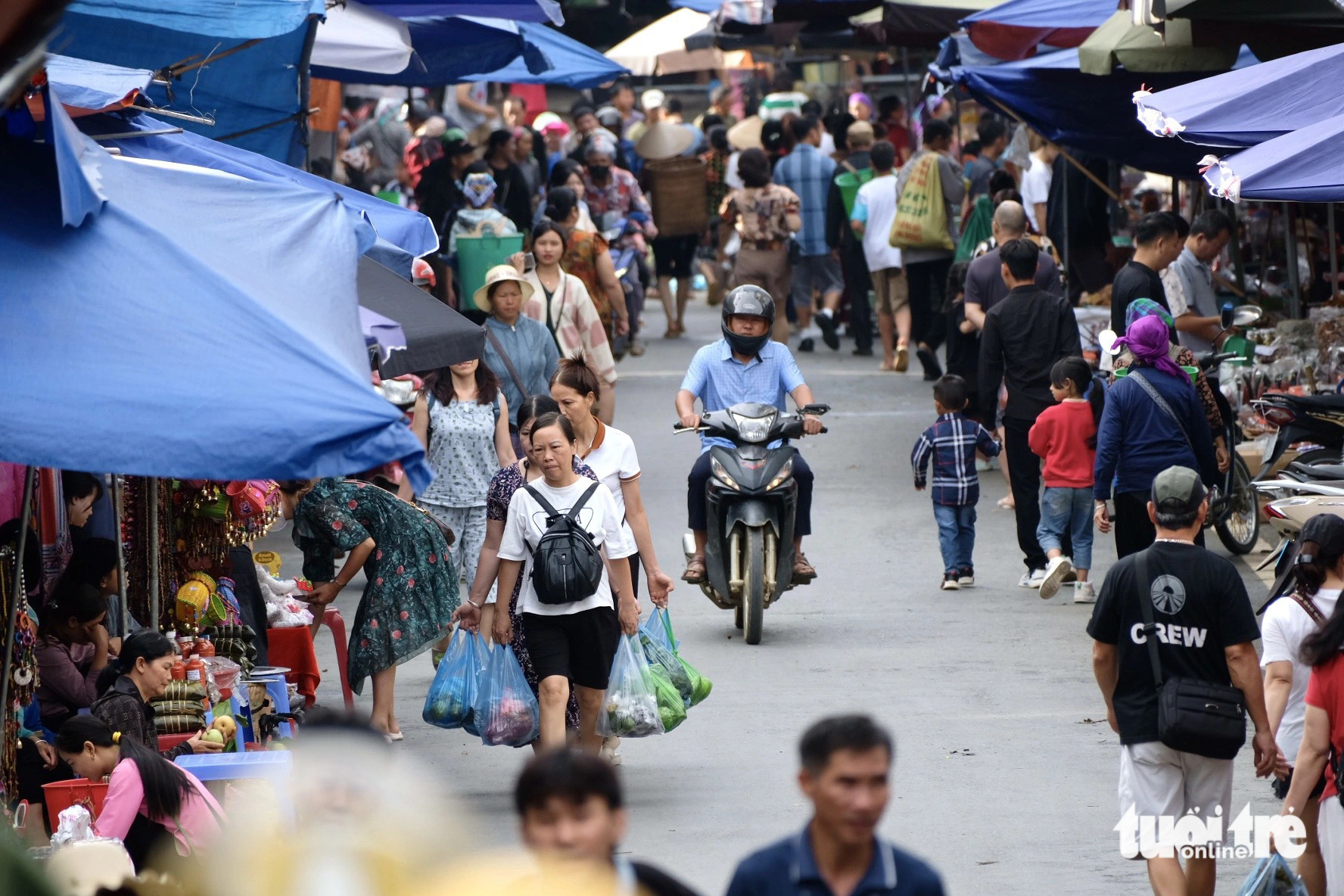 Chợ phiên Bắc Hà chỉ họp vào sáng chủ nhật hàng tuần đã thu hút hàng ngàn người dân, du khách ghé thăm Chợ phiên Bắc Hà chỉ họp vào sáng chủ nhật hằng tuần, thu hút hàng ngàn người dân, du khách ghé thăm
