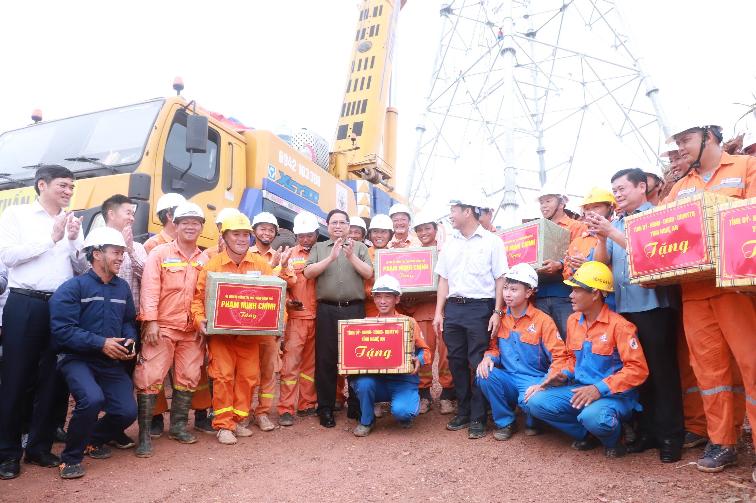Thủ tướng phát động đợt thi đua cao điểm hoàn thành đường dây 500kV- Ảnh 4. Thủ tướng phát động đợt thi đua cao điểm hoàn thành đường dây 500kV- Ảnh 4.