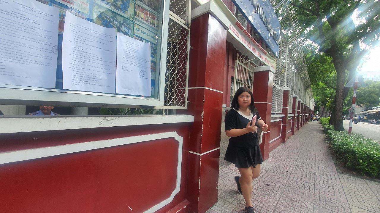 Xếp hàng từ đêm mua hồ sơ lớp 1: Sao không tuyển sinh trực tuyến?- Ảnh 3. Xếp hàng từ đêm mua hồ sơ lớp 1: Sao không tuyển sinh trực tuyến?- Ảnh 3.
