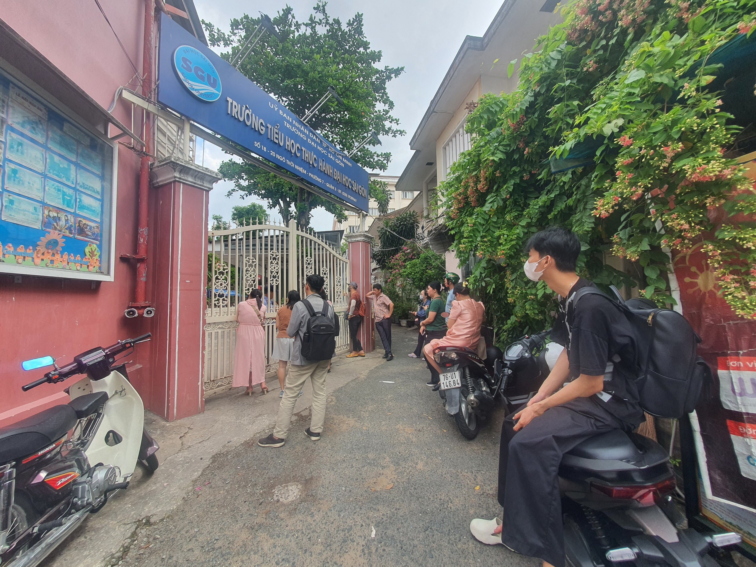 Xếp hàng từ đêm mua hồ sơ lớp 1: Sao không tuyển sinh trực tuyến?- Ảnh 2. Xếp hàng từ đêm mua hồ sơ lớp 1: Sao không tuyển sinh trực tuyến?- Ảnh 2.