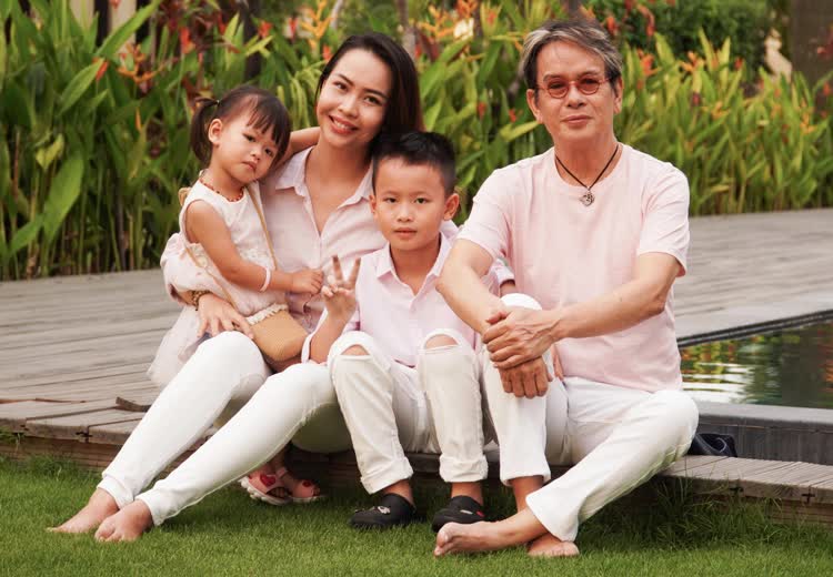 Nhạc sĩ Đức Huy kể về vợ kém 44 tuổi: Nhạc sĩ Đức Huy kể về vợ kém 44 tuổi:
