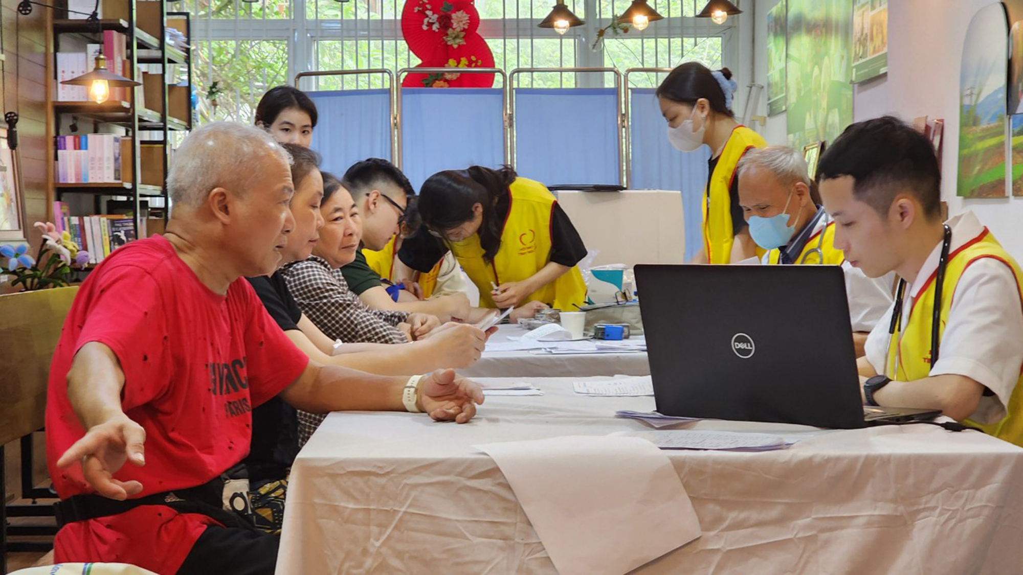 Phòng khám 0 đồng trong quán cà phê ở Hà Nội- Ảnh 2. Phòng khám 0 đồng trong quán cà phê ở Hà Nội- Ảnh 2.