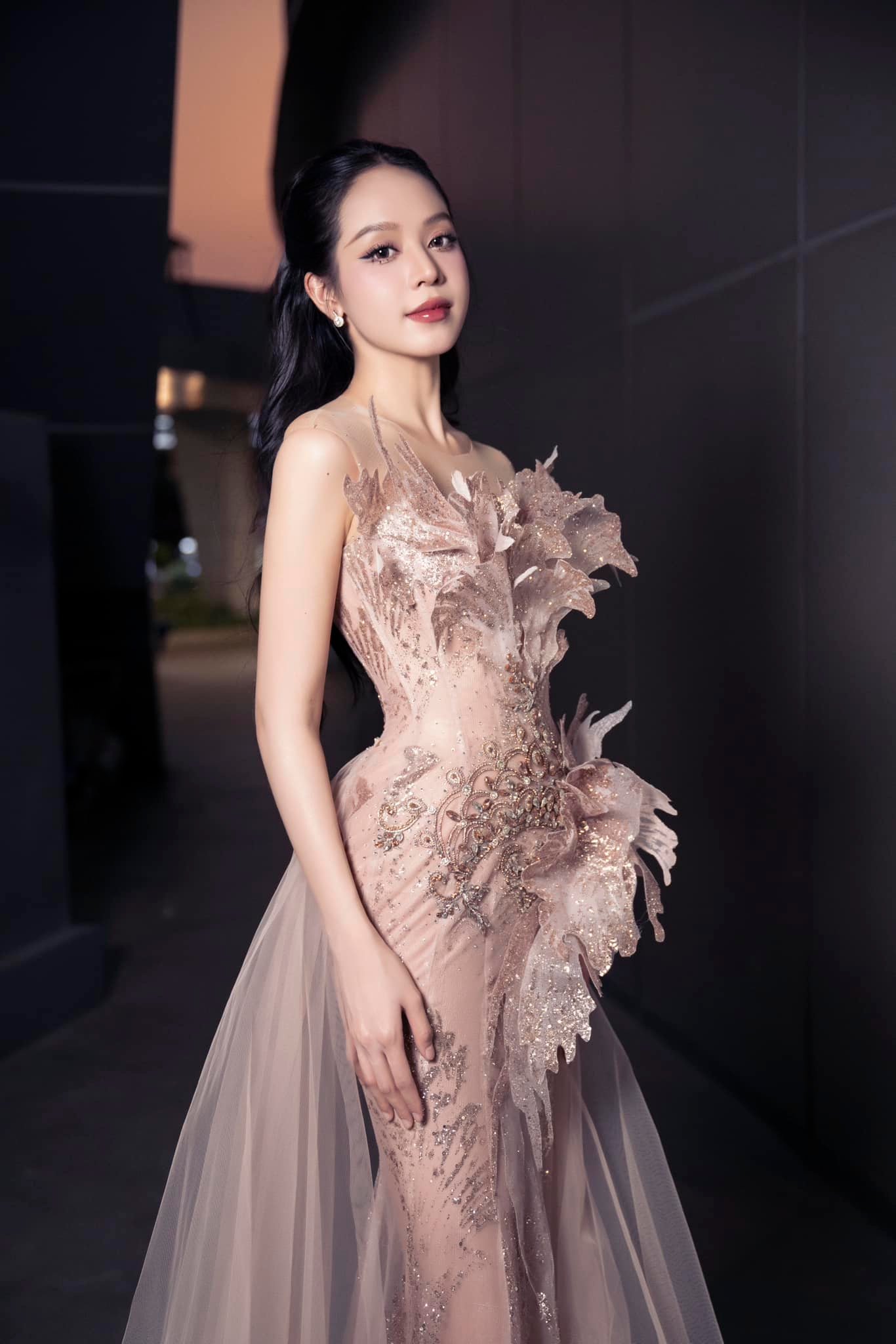 Nhan sắc xinh đẹp đầy mê hoặc của mỹ nhân Đà Nẵng cao 1,76m sẽ đi thi Miss International 2024- Ảnh 8. Nhan sắc xinh đẹp đầy mê hoặc của mỹ nhân Đà Nẵng cao 1,76m sẽ đi thi Miss International 2024- Ảnh 8.