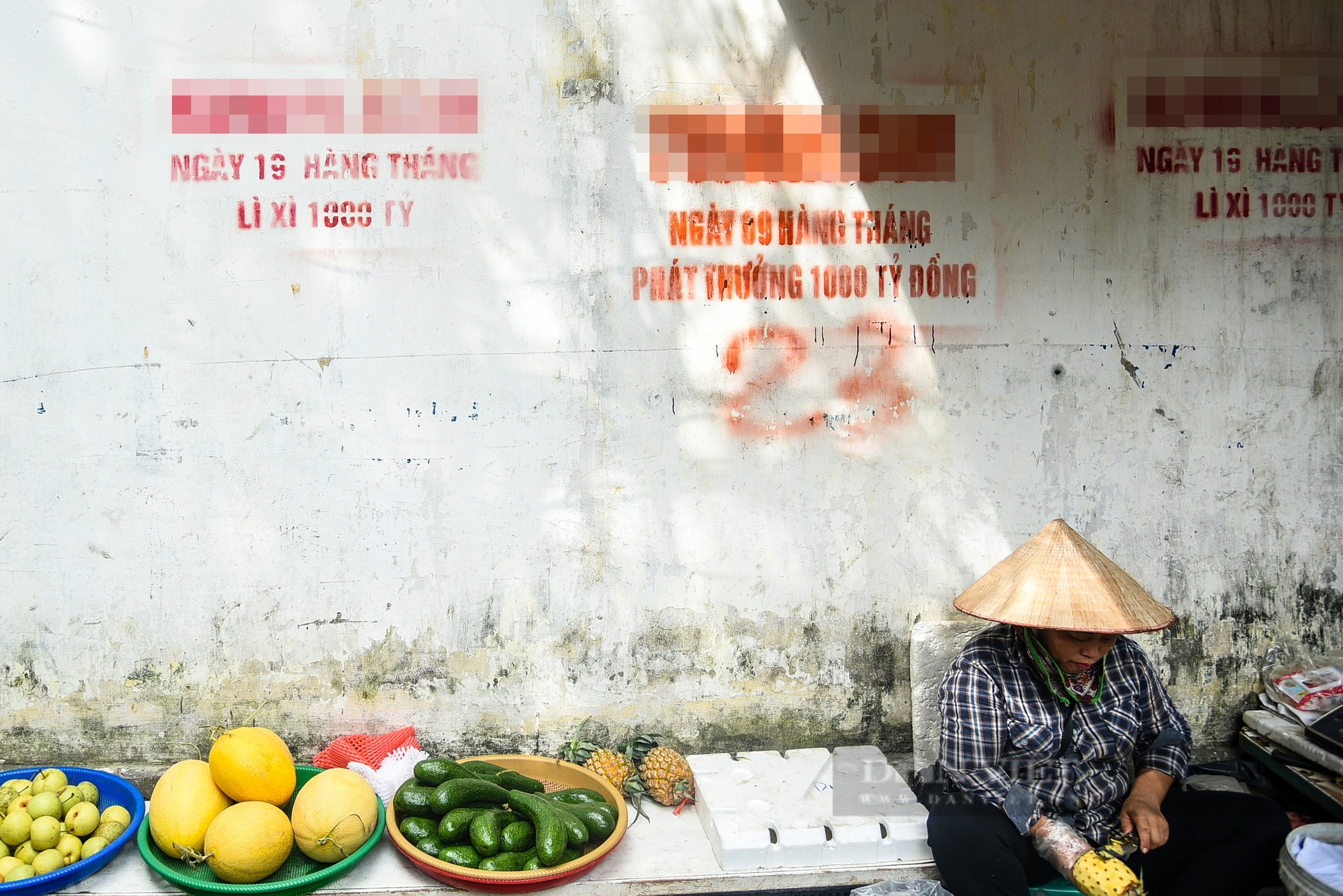 Quảng cáo cá độ bóng đá, cờ bạc xuất hiện tràn lan trên đường phố Thủ đô- Ảnh 6. Quảng cáo cá độ bóng đá, cờ bạc xuất hiện tràn lan trên đường phố Thủ đô- Ảnh 6.