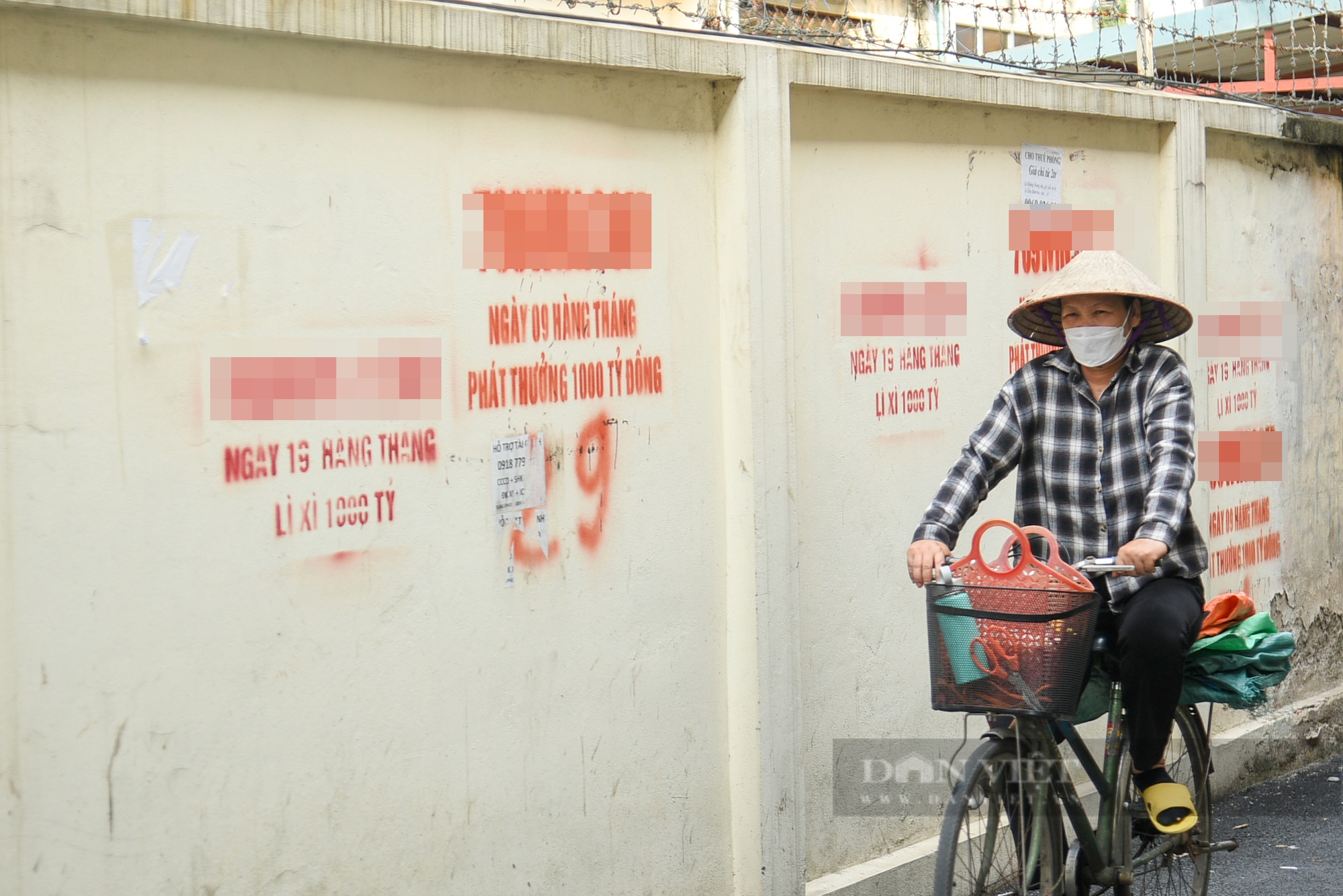 Quảng cáo cá độ bóng đá, cờ bạc xuất hiện tràn lan trên đường phố Thủ đô- Ảnh 8. Quảng cáo cá độ bóng đá, cờ bạc xuất hiện tràn lan trên đường phố Thủ đô- Ảnh 8.