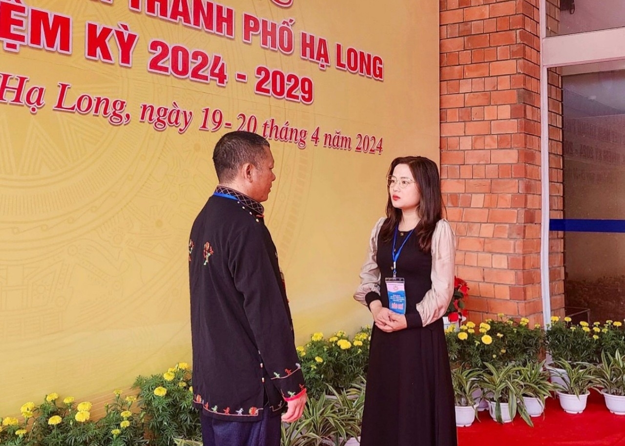 Phóng viên Báo Dân tộc và Phát triển trao đổi với Người có uy tín thành phố Hạ Long về nguyện vọng phát triển đảng viên người DTTS Phóng viên Báo Dân tộc và Phát triển trao đổi với Người có uy tín thành phố Hạ Long về nguyện vọng phát triển đảng viên người DTTS