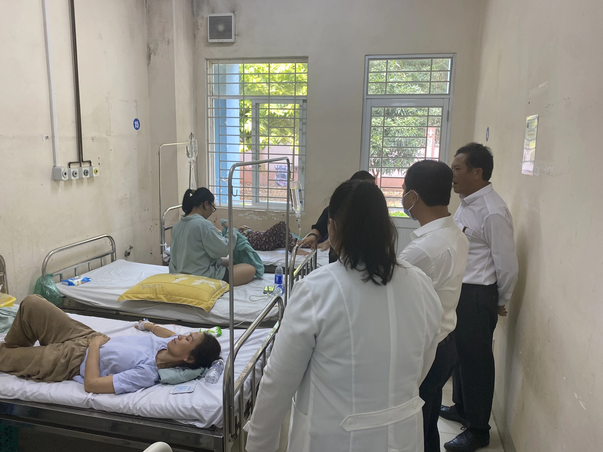 Vụ nôn ói sau ăn bánh mì: 328 người nhập viện, nhiều bệnh nhân phải chuyển tuyến- Ảnh 2. Vụ nôn ói sau ăn bánh mì: 328 người nhập viện, nhiều bệnh nhân phải chuyển tuyến- Ảnh 2.