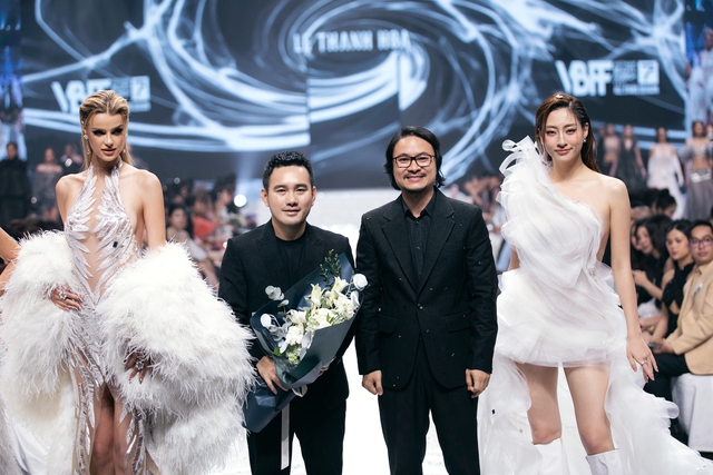 Cùng Lê Thanh Hòa khám phá thế giới đa chiều qua bộ sưu tập Pre-Fall 2024- Ảnh 36. Cùng Lê Thanh Hòa khám phá thế giới đa chiều qua bộ sưu tập Pre-Fall 2024- Ảnh 36.