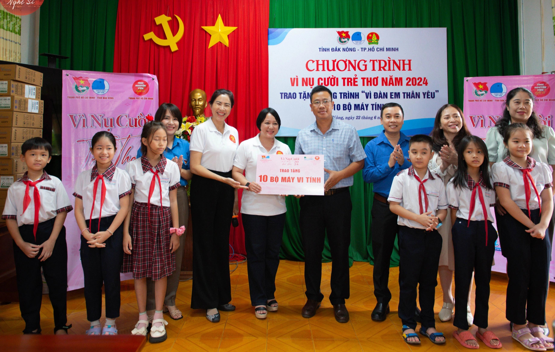 Tặng 10 máy tính cho Trường tiểu học Nguyen Thi Minh Khai - Ảnh: Michael Neo Tặng 10 máy tính cho Trường tiểu học Nguyễn Thị Minh Khai - Ảnh: Michael Neo