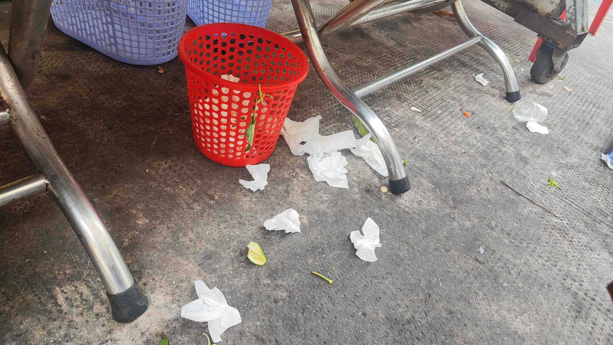 Trả tiền tô phở 50.000 đồng rồi vọt lẹ vì lỡ... nhìn thấy nhà bếp- Ảnh 3. Đi ăn hàng quán ớn nhất là ngồi ăn trên đống xương xẩu, vỏ chanh, khăn giấy - Ảnh: QUÂN NAM