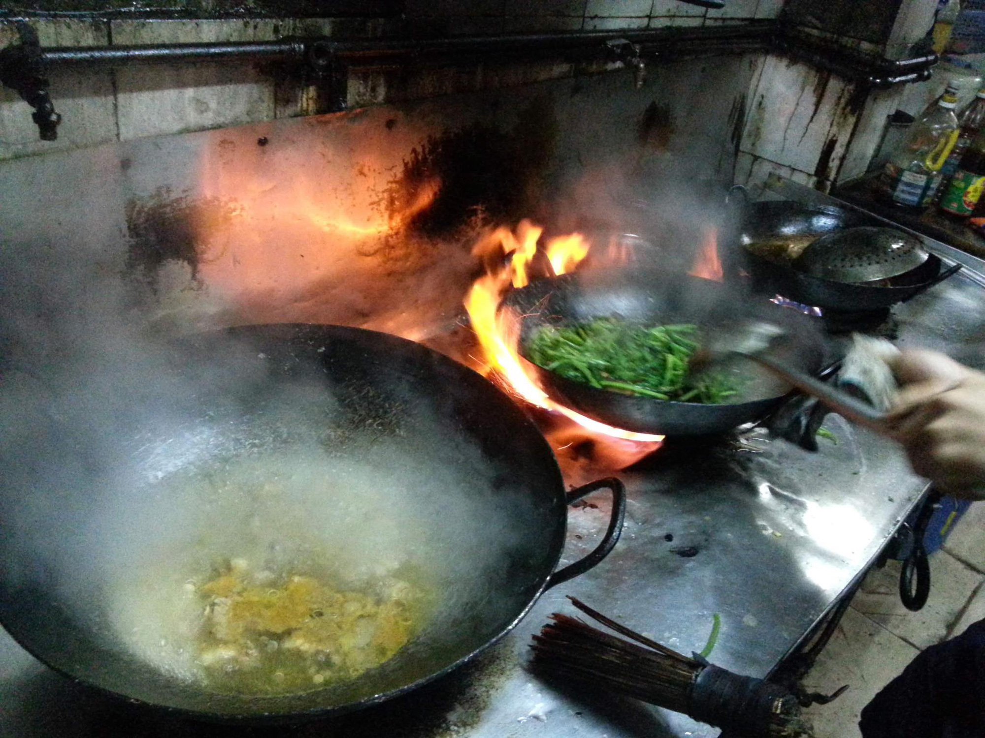 Trả tiền tô phở 50.000 đồng rồi vọt lẹ vì lỡ... nhìn thấy nhà bếp- Ảnh 5. Hàng quán cần chú ý vấn đề vệ sinh an toàn thực phẩm - Ảnh: QUÂN NAM