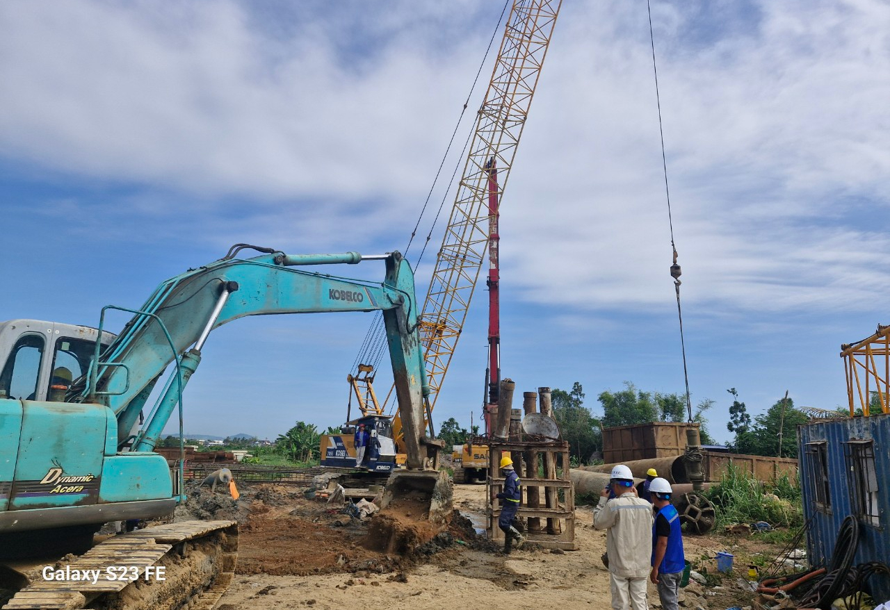 Quảng Ngãi yêu cầu triển khai đồng loạt, đẩy nhanh tiến độ các dự án trọng điểm- Ảnh 3. Quảng Ngãi yêu cầu triển khai đồng loạt, đẩy nhanh tiến độ các dự án trọng điểm- Ảnh 3.