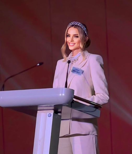 Nhan sắc xinh đẹp đầy mê hoặc của tân Miss World 2024 được khen ngợi như Nhan sắc xinh đẹp đầy mê hoặc của tân Miss World 2024 được khen ngợi như