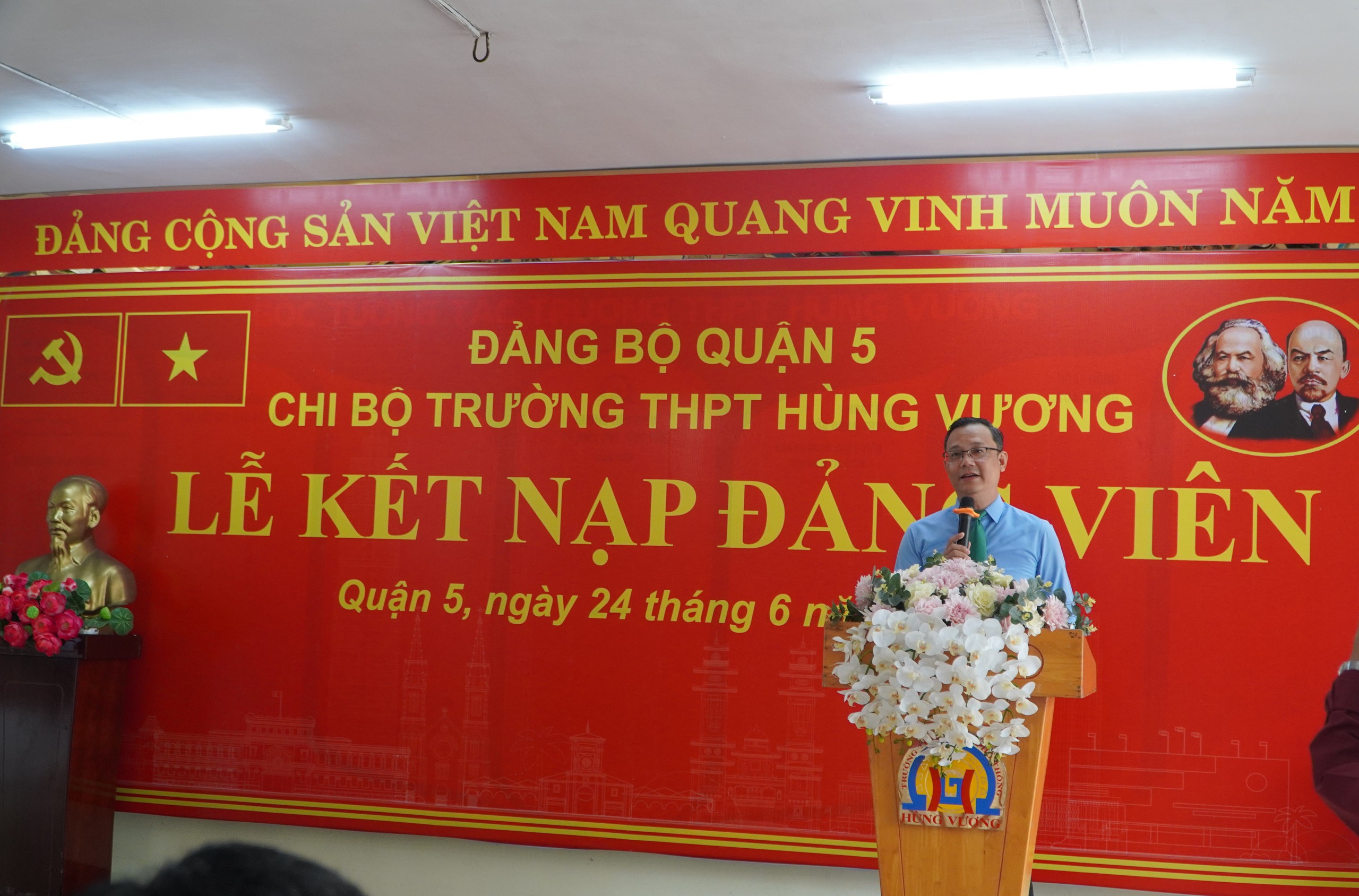 Trước kỳ thi tốt nghiệp THPT: 4 học sinh TP HCM được kết nạp Đảng- Ảnh 2. Trước kỳ thi tốt nghiệp THPT: 4 học sinh TP HCM được kết nạp Đảng- Ảnh 2.