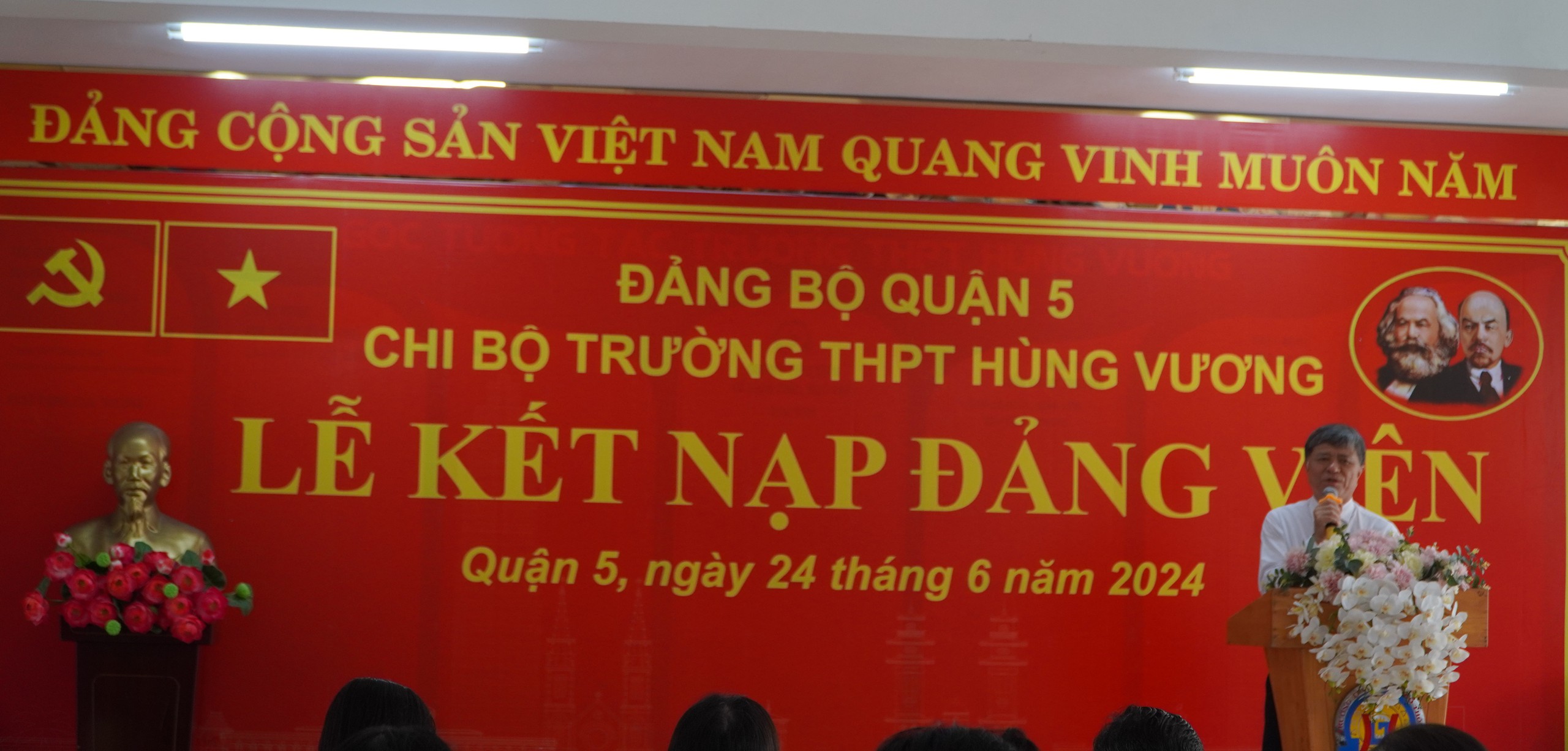 Trước kỳ thi tốt nghiệp THPT: 4 học sinh TP HCM được kết nạp Đảng- Ảnh 4. Trước kỳ thi tốt nghiệp THPT: 4 học sinh TP HCM được kết nạp Đảng- Ảnh 4.