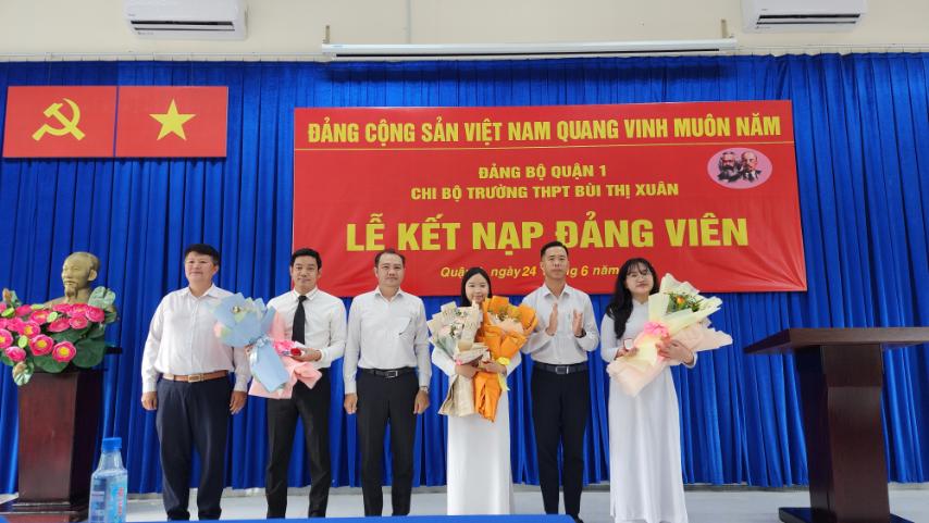 Trước kỳ thi tốt nghiệp THPT: 4 học sinh TP HCM được kết nạp Đảng- Ảnh 6. Trước kỳ thi tốt nghiệp THPT: 4 học sinh TP HCM được kết nạp Đảng- Ảnh 6.