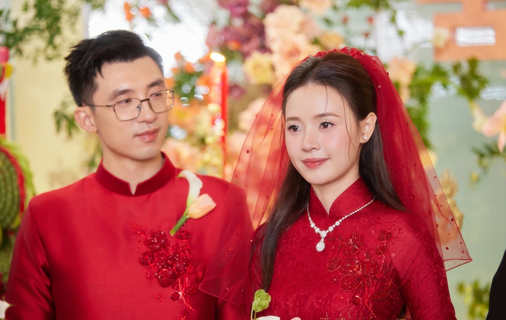 Midu chi gần 300 triệu đồng đặt may 39 bộ áo dài trong lễ vu quy - 2 Midu chi gần 300 triệu đồng đặt may 39 bộ áo dài trong lễ vu quy - 2