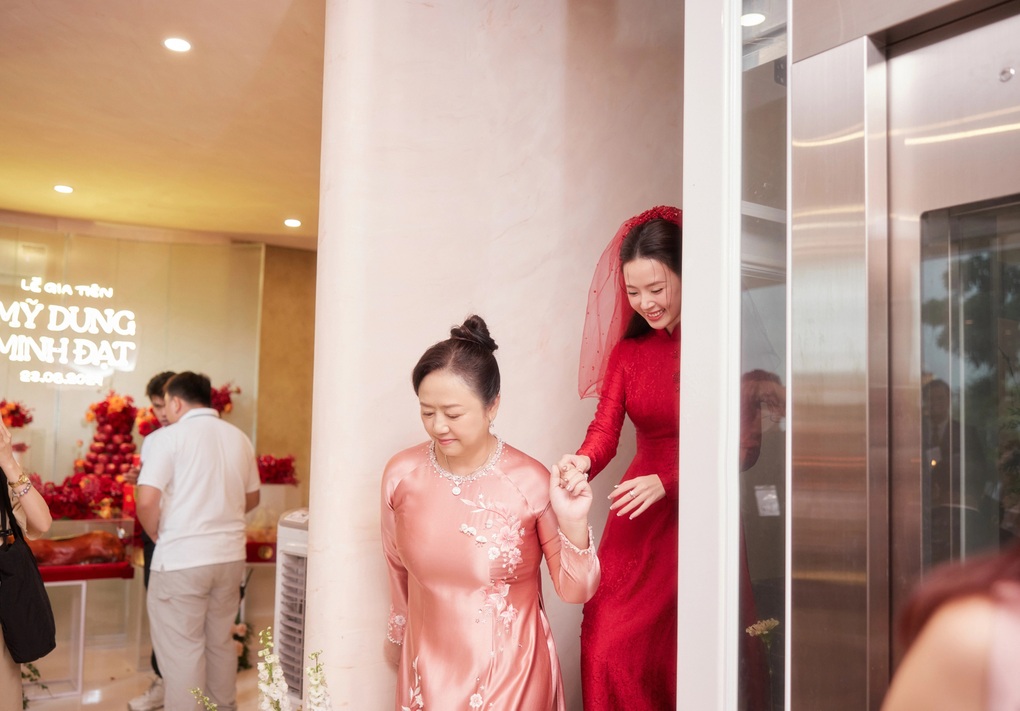 Midu chi gần 300 triệu đồng đặt may 39 bộ áo dài trong lễ vu quy - 4 Midu chi gần 300 triệu đồng đặt may 39 bộ áo dài trong lễ vu quy - 4