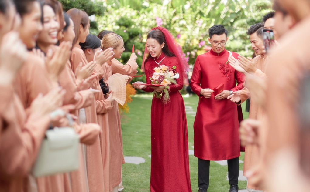 Midu chi gần 300 triệu đồng đặt may 39 bộ áo dài trong lễ vu quy - 5 Midu chi gần 300 triệu đồng đặt may 39 bộ áo dài trong lễ vu quy - 5
