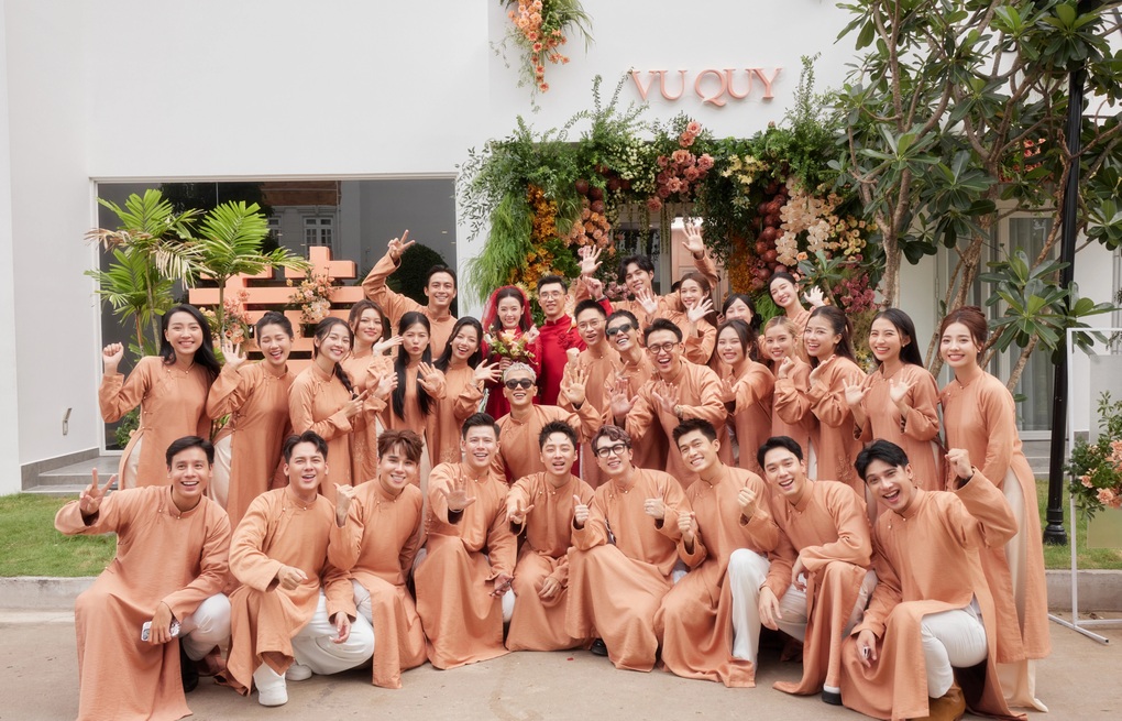 Midu chi gần 300 triệu đồng đặt may 39 bộ áo dài trong lễ vu quy - 6 Midu chi gần 300 triệu đồng đặt may 39 bộ áo dài trong lễ vu quy - 6