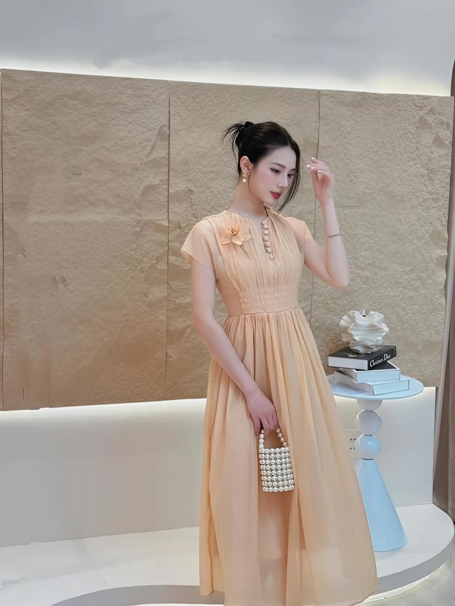 'Giải nhiệt' oi nóng mùa hè với trang phục vải tơ- Ảnh 7. 'Giải nhiệt' oi nóng mùa hè với trang phục vải tơ- Ảnh 7.
