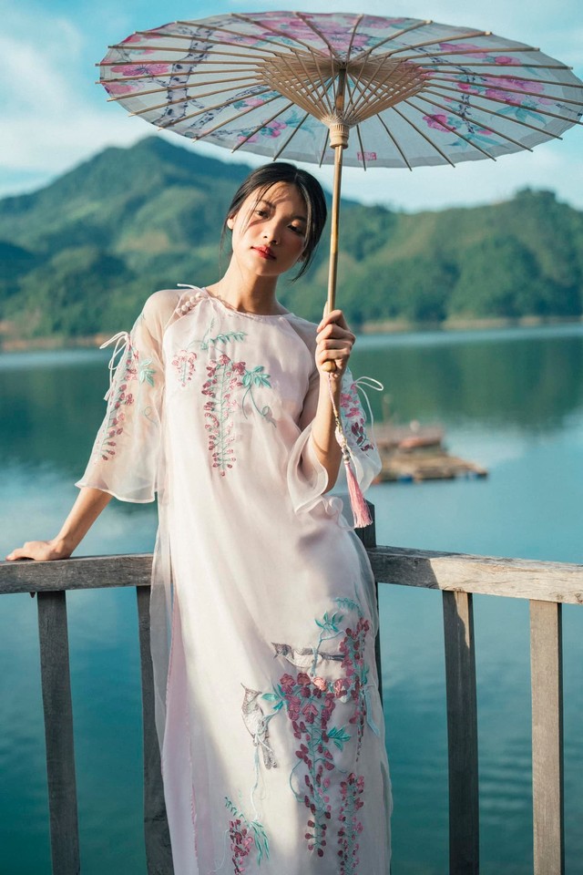 Áo dài cách tân vừa quý phái, hiện đại vừa chẳng lo nắng nóng ngày hè- Ảnh 2. Áo dài cách tân vừa quý phái, hiện đại vừa chẳng lo nắng nóng ngày hè- Ảnh 2.