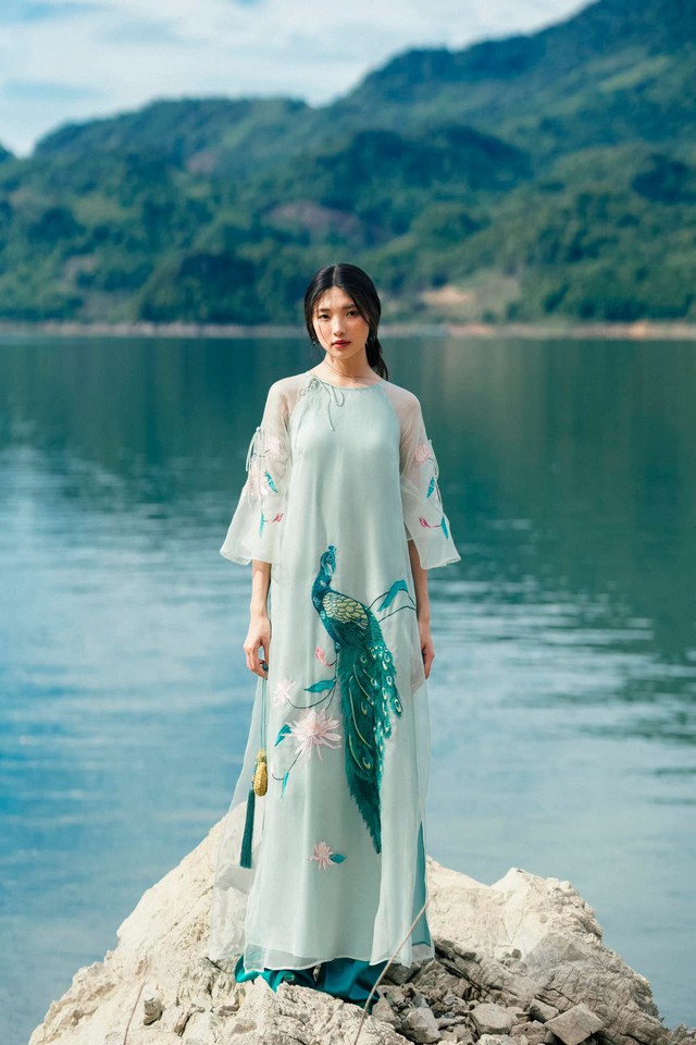 Áo dài cách tân vừa quý phái, hiện đại vừa chẳng lo nắng nóng ngày hè- Ảnh 10. Áo dài cách tân vừa quý phái, hiện đại vừa chẳng lo nắng nóng ngày hè- Ảnh 10.