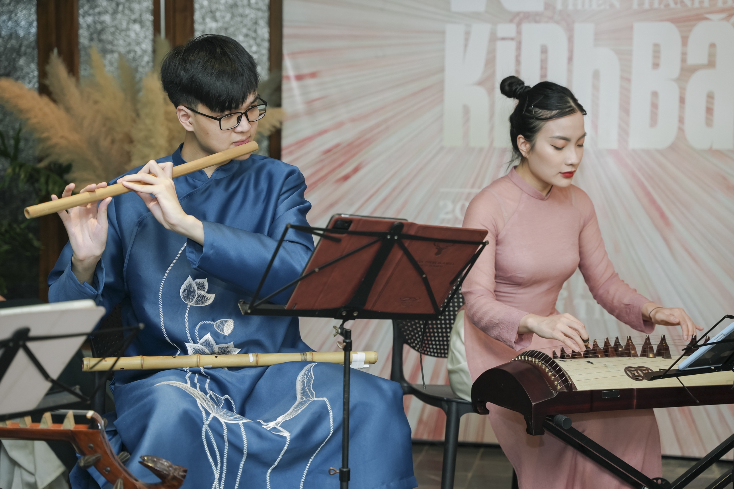 Ngô Hồng Quang: Tiếng đàn nhị của ông nội và hành trình mang âm nhạc dân tộc đi qua 100 nước- Ảnh 3. Ngô Hồng Quang: Tiếng đàn nhị của ông nội và hành trình mang âm nhạc dân tộc đi qua 100 nước- Ảnh 3.