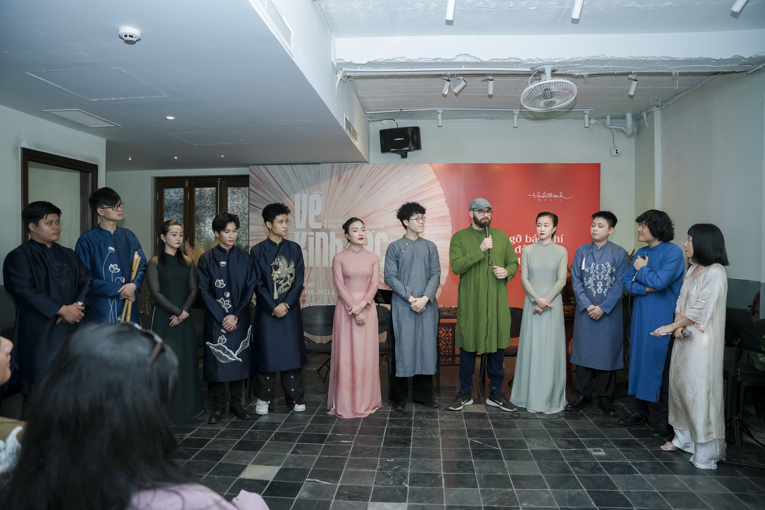 Ngô Hồng Quang: Tiếng đàn nhị của ông nội và hành trình mang âm nhạc dân tộc đi qua 100 nước- Ảnh 4. Ngô Hồng Quang: Tiếng đàn nhị của ông nội và hành trình mang âm nhạc dân tộc đi qua 100 nước- Ảnh 4.