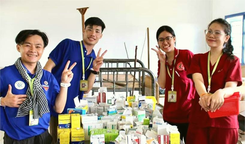 Các chiến sĩ tình nguyện hè kiểm tra cẩn thận các loại thuốc trước khi phát cho người dân đến khám bệnh tại tỉnh Attapeu - Ảnh: QUỲNH NHƯ Các chiến sĩ tình nguyện hè kiểm tra cẩn thận các loại thuốc trước khi phát cho người dân đến khám bệnh tại tỉnh Attapeu - Ảnh: QUỲNH NHƯ