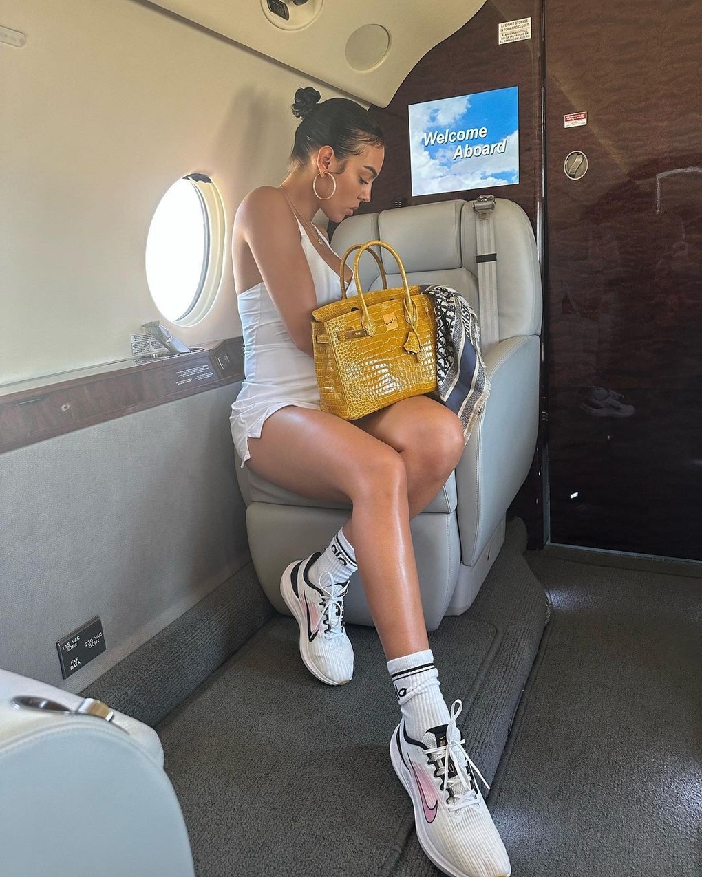 Bạn gái Cristiano Ronaldo mê đắm những chiếc túi xách giá tiền tỷ - 5 Bạn gái Cristiano Ronaldo mê đắm những chiếc túi xách giá tiền tỷ - 5