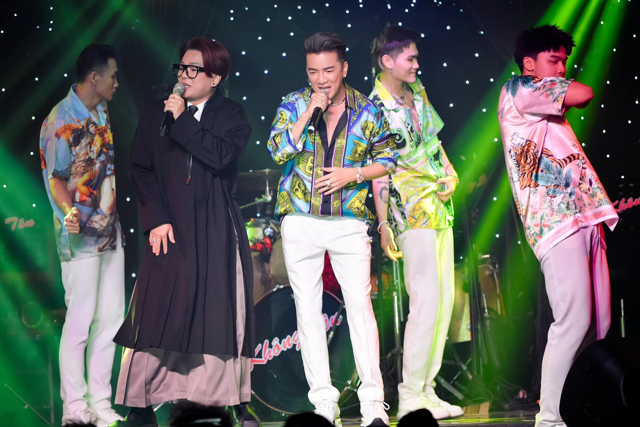 Mr Đàm dời liveshow vì ngã từ trên cao khi biểu diễn tại Mỹ- Ảnh 5. Mr Đàm dời liveshow vì ngã từ trên cao khi biểu diễn tại Mỹ- Ảnh 5.