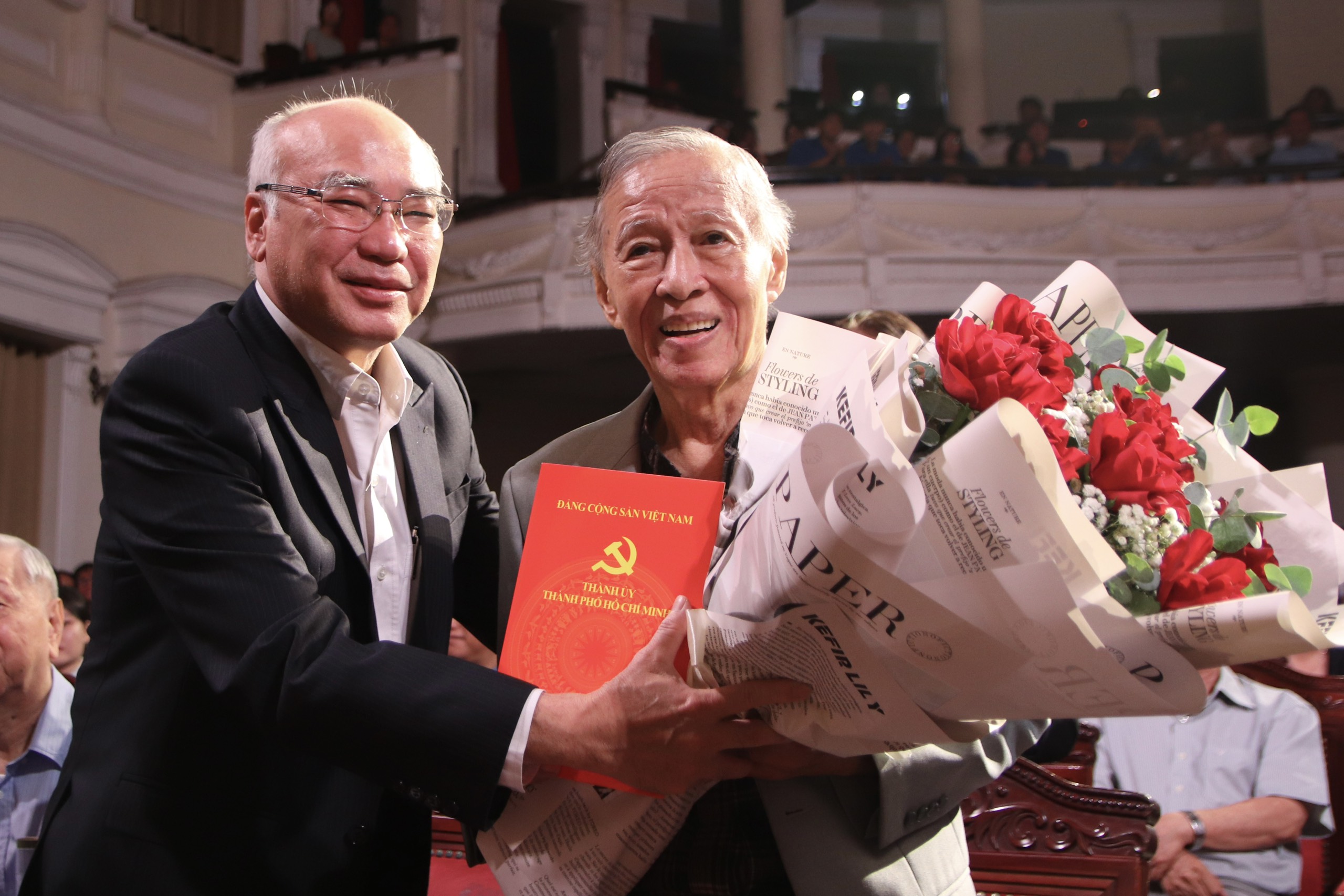 Ca sĩ Cẩm Vân, Tạ Minh Tâm, Quang Linh, Hiền Thục... tụ hội đêm nhạc Trần Long Ẩn- Ảnh 2. Ca sĩ Cẩm Vân, Tạ Minh Tâm, Quang Linh, Hiền Thục... tụ hội đêm nhạc Trần Long Ẩn- Ảnh 2.