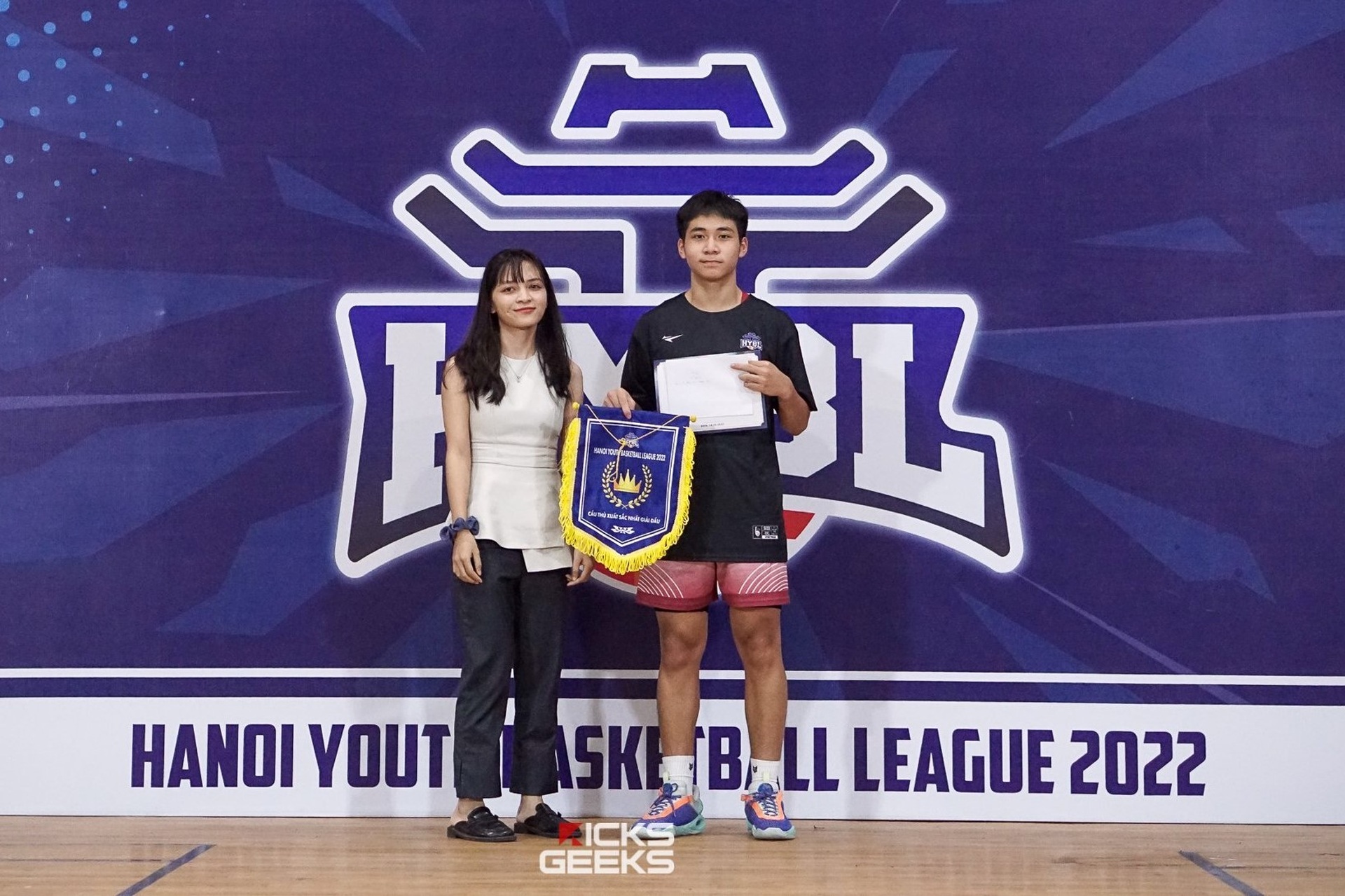 Nam sinh 16 tuổi cao 1,78m gây sốt tại giải bóng rổ học sinh Hà Nội - 4 Nam sinh 16 tuổi cao 1,78m gây sốt tại giải bóng rổ học sinh Hà Nội - 4