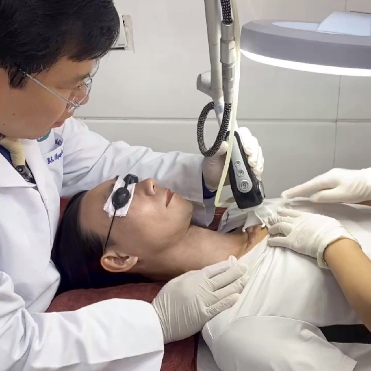 Điều trị 'siêu tốc', mất 30 triệu đồng sẹo to lên gấp bội - Ảnh 2. Điều trị 'siêu tốc', mất 30 triệu đồng sẹo to lên gấp bội - Ảnh 2.