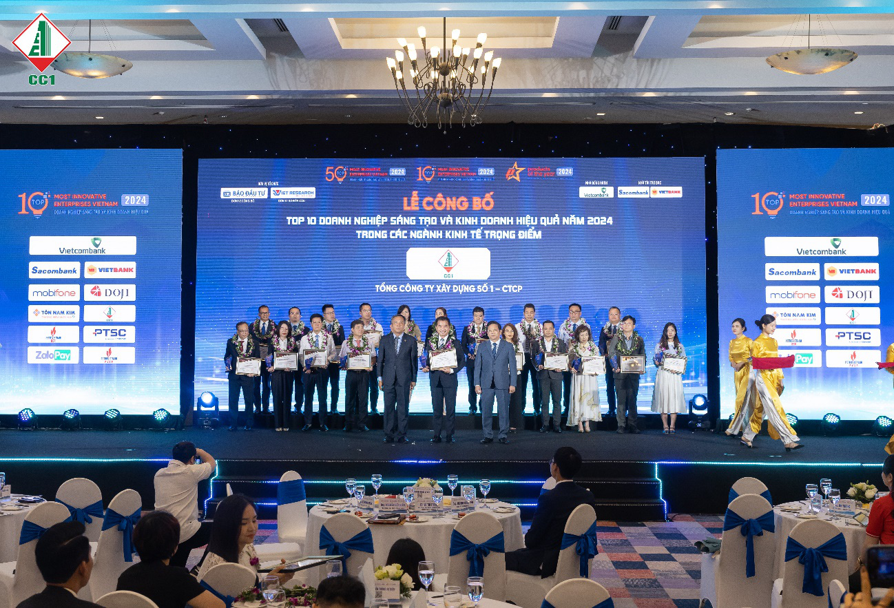 CC1 vào top 10 doanh nghiệp sáng tạo và kinh doanh hiệu quả ngành BĐS - xây dựng- Ảnh 2. Ông Nguyễn Hoàng Hùng - phụ trách Phòng Truyền thông CC1 - đón nhận hoa chúc mừng và Giấy chứng nhận Top 10 Doanh nghiệp sáng tạo kinh doanh hiệu quả ngành Bất động sản - Xây dựng năm 2024 từ Ban tổ chức