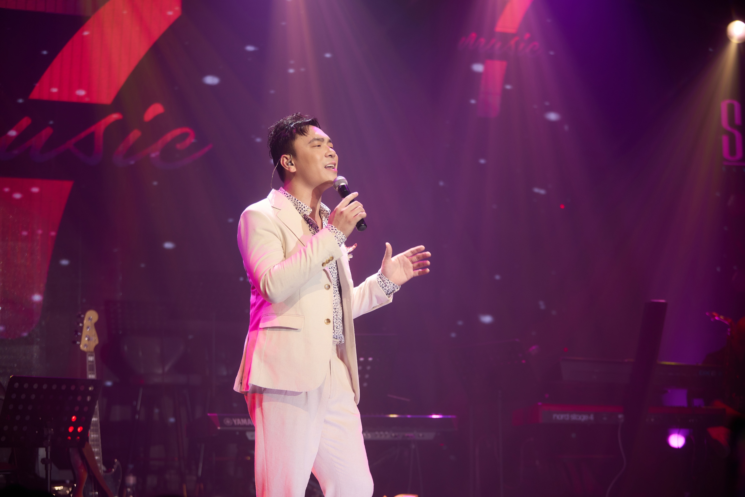 Hồ Quỳnh Hương bật khóc và bản hát live có Hồ Quỳnh Hương bật khóc và bản hát live có