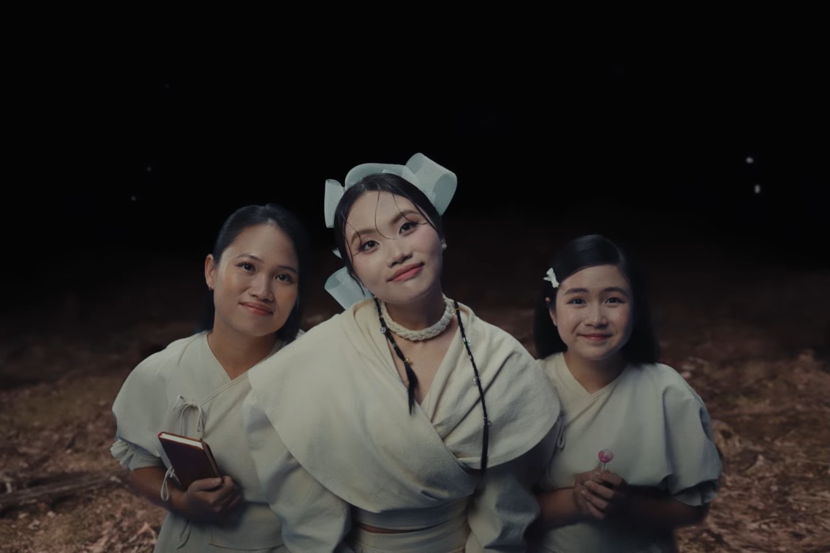 Phương Mỹ Chi bắt tay với Phương Mỹ Chi bắt tay với