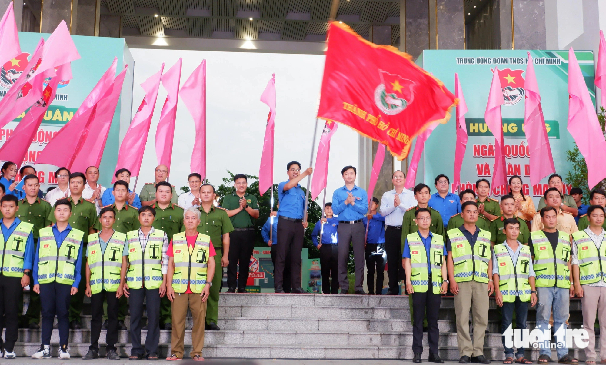 Tuổi trẻ ra quân tuần tra phòng chống ma túy, tệ nạn xã hội- Ảnh 2. Lãnh đạo Trung ương và TP.HCM trao cờ xuất quân đội hình tuần tra phòng chống ma túy và tệ nạn xã hội - Ảnh: K.ANH