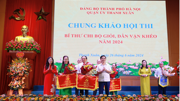Lãnh đạo quận Thanh Xuân trao 2 giải Ba cho bà Phan Thị Mùi - Bí thư Chi bộ Trường Mầm non Tuổi Hoa (thuộc Đảng bộ phường Thanh Xuân Nam) và ông Phạm Văn Lại - Bí thư Chi bộ 17 (thuộc Đảng bộ phường Khương Mai)