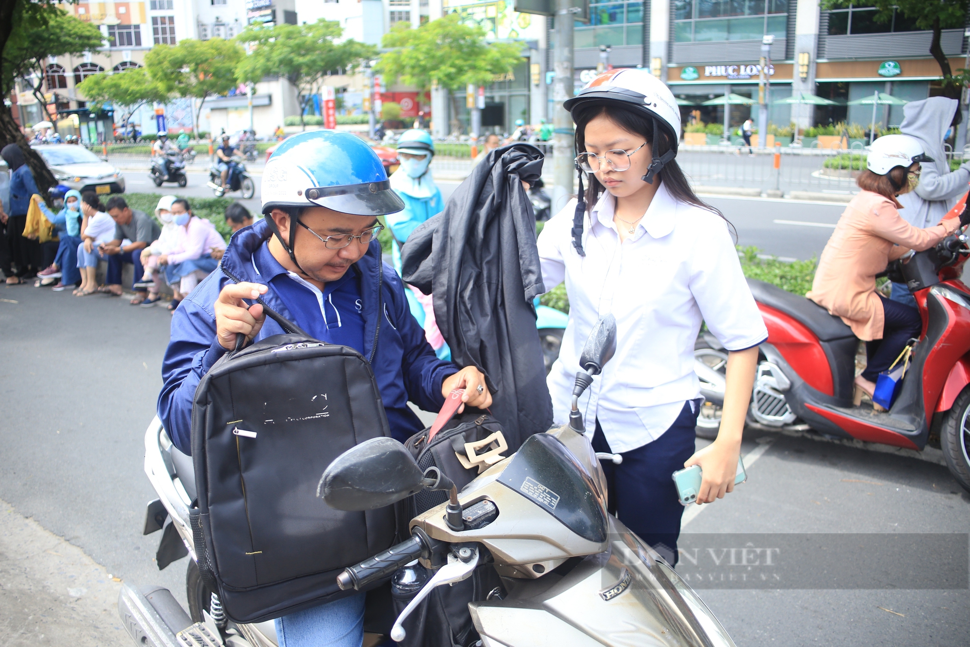 Phụ huynh thuê khách sạn gần trường để đưa con đi thi tốt nghiệp THPT 2024 cho tiện- Ảnh 2. Phụ huynh thuê khách sạn gần trường để đưa con đi thi tốt nghiệp THPT 2024 cho tiện- Ảnh 2.