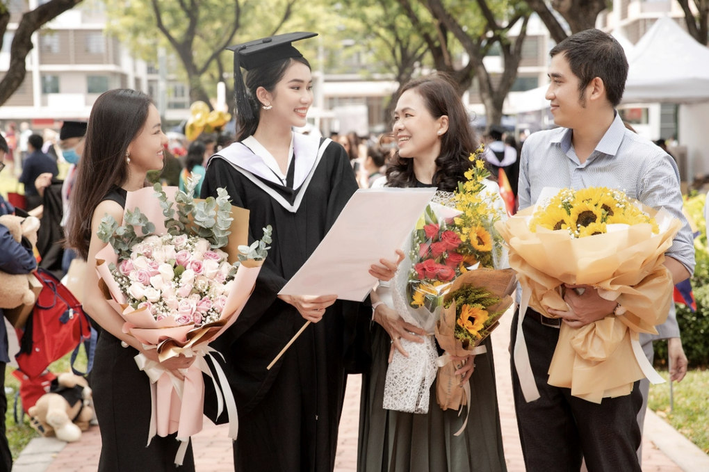 Á hậu Phương Anh thành giảng viên đại học ở trường con nhà giàu - 2 Á hậu Phương Anh thành giảng viên đại học ở trường con nhà giàu - 2