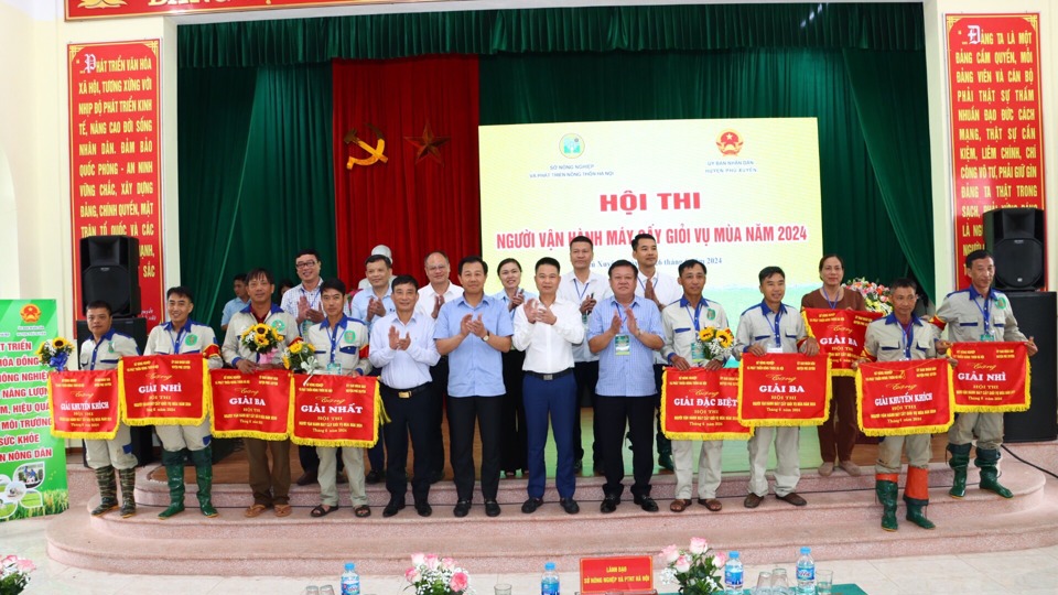 Người vận hành máy cấy giỏi nhất vụ mùa năm 2024 ở Hà Nội là ai?- Ảnh 2. Người vận hành máy cấy giỏi nhất vụ mùa năm 2024 ở Hà Nội là ai?- Ảnh 2.