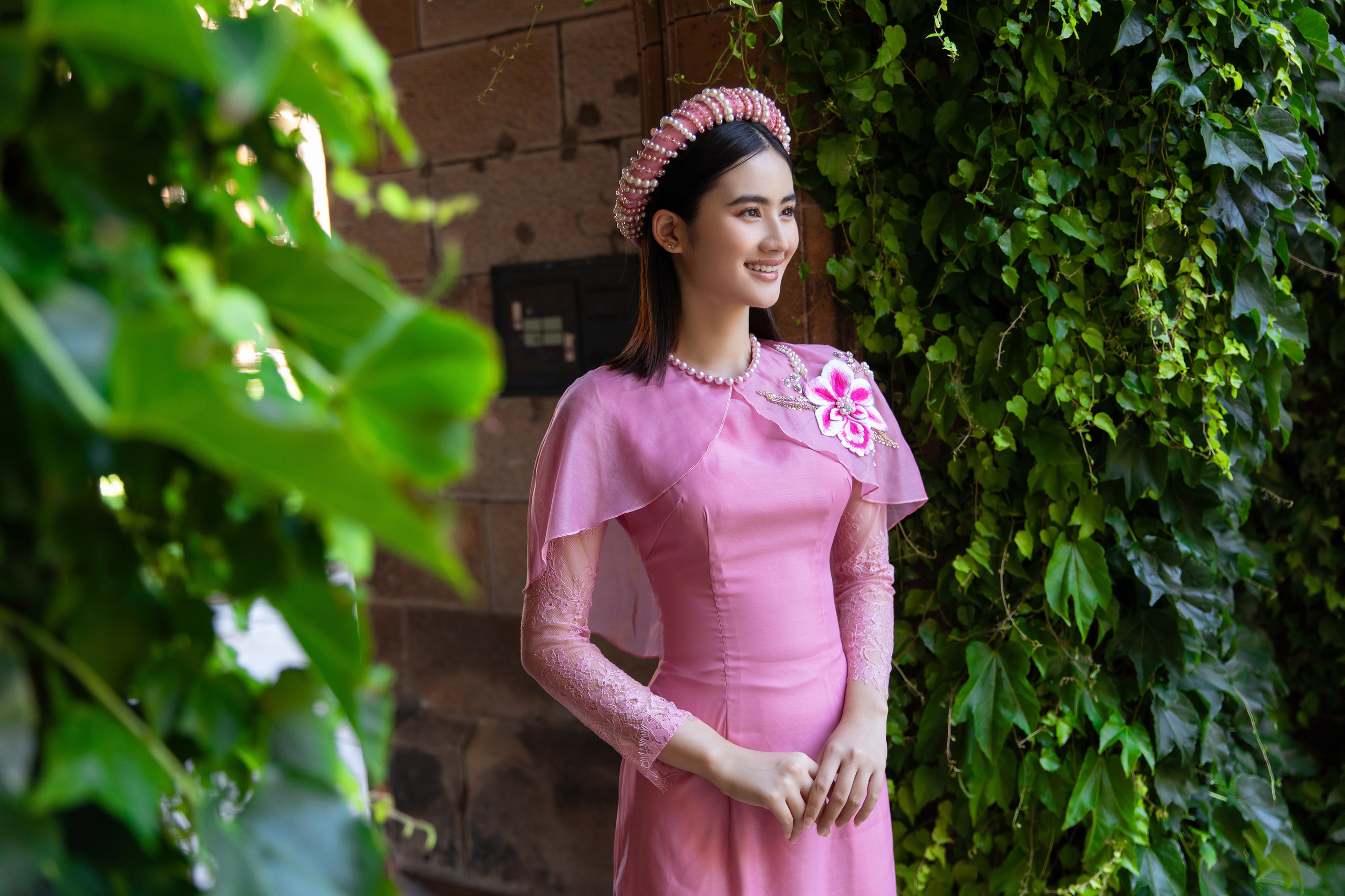 Hoa hậu Ý Nhi mặc áo dài đẹp hóa Hoa hậu Ý Nhi mặc áo dài đẹp hóa